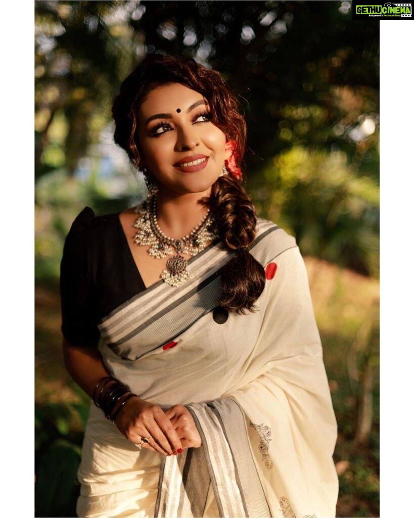 Durga Krishna Instagram - Six yards of pure grace! - @weaversvillagestore Makeup : @vikas.vks.makeupartist Hair : @nikhil_vks Photography : @dulkifil_photography Styling : @sobhaviswanath_