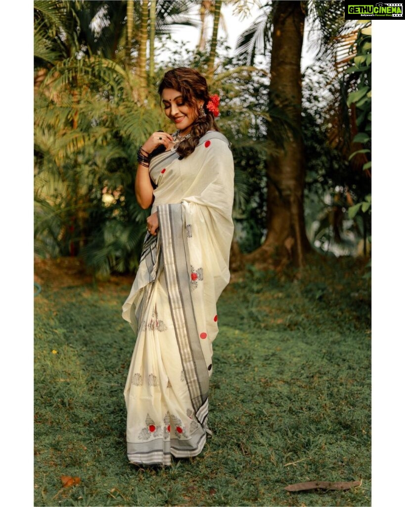 Durga Krishna Instagram - Six yards of pure grace! - @weaversvillagestore Makeup : @vikas.vks.makeupartist Hair : @nikhil_vks Photography : @dulkifil_photography Styling : @sobhaviswanath_