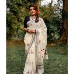 Durga Krishna Instagram - Six yards of pure grace! - @weaversvillagestore Makeup : @vikas.vks.makeupartist Hair : @nikhil_vks Photography : @dulkifil_photography Styling : @sobhaviswanath_