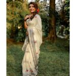 Durga Krishna Instagram - Six yards of pure grace! - @weaversvillagestore Makeup : @vikas.vks.makeupartist Hair : @nikhil_vks Photography : @dulkifil_photography Styling : @sobhaviswanath_