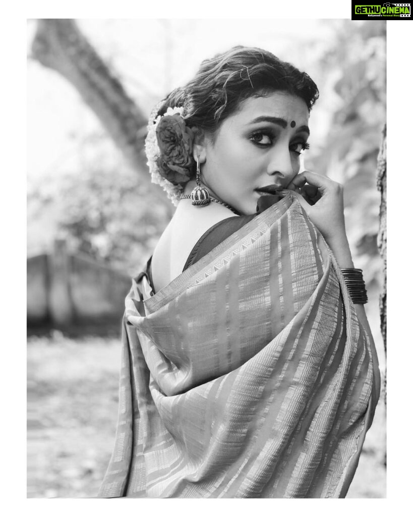 Durga Krishna Instagram - Give me an Old Fashion Sort Of Love. Makeup : @vikas.vks.makeupartist Hair : @nikhil_vks Saree : @swayamvarasilksindia Blouse : @arsignatureofficial