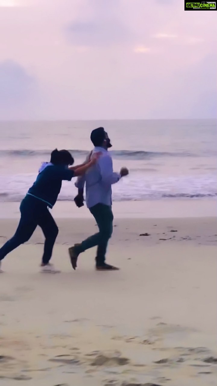 Durga Krishna Instagram - We love, we fight and we watch sunset together 🥰 @durgakrishnaartist . . . . #KappadBeach #Calicut #AWalkWithWife Kappad Beach, Calicut