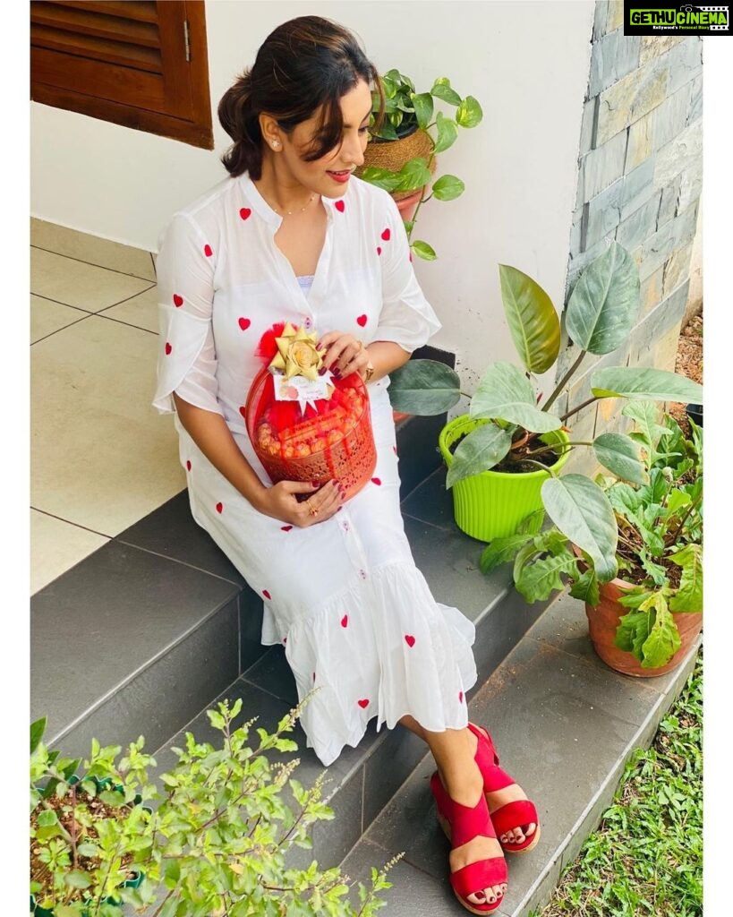 Durga Krishna Instagram - Gift hamper from my Husband @arjunravindranofficial and special day costume from @arsignatureofficial 😊 Happy Valentine’s Day ♥️ Photo courtesy : @dushyanth_krishna_dk