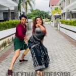 Durga Krishna Instagram - കുടുക്ക് 2025 എന്ന സിനിമയിലെ നായകനും നായികയും ചെയ്തത് കണ്ടാൽ നിങ്ങൾ ഞെട്ടും!! Click the link 😉😄 When we turned into Kudukku characters one more time. Maaran and Eve celebrating Theythaka song 😊 Dance choreographed by @jackson_kazhakoottam @krisnasankar @kudukku2025_movie #theythakasong #kudukku2025theythakasong