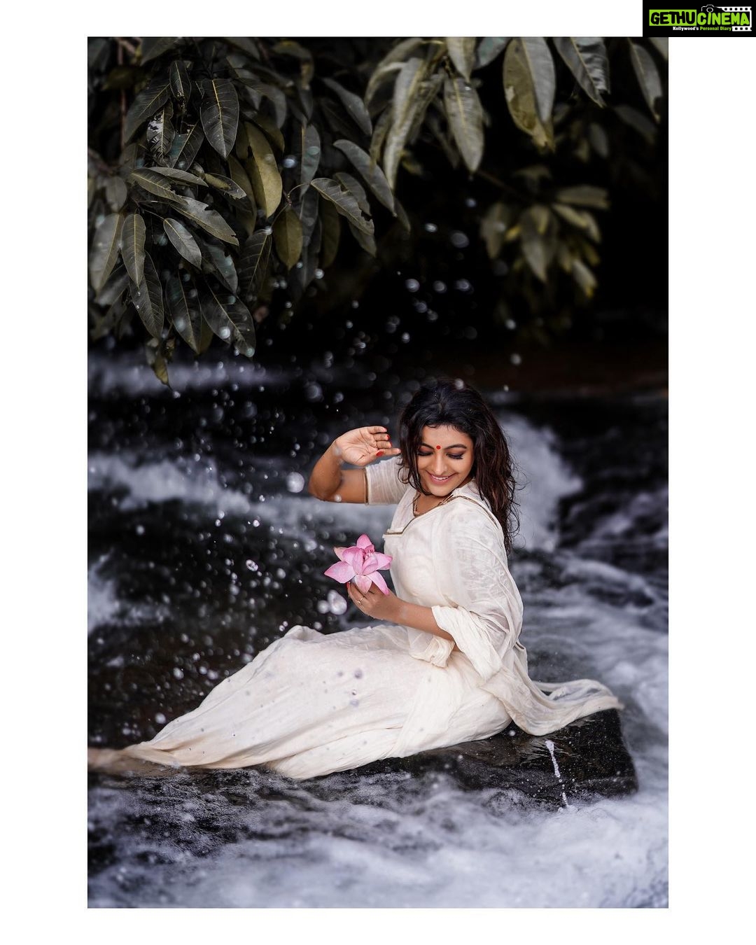 Durga Krishna Instagram - Divine is all Love in its essential nature, and Love is all Divine in its truthful expression! ഉത്രാടദിനാശംസകൾ 🌼 Photo courtesy: @arun_chelad Costume : @devraagh Make up : @vikas.vks.makeupartist Hair : @sudhiar.hairandmakeup Assist : @nikhilraj002