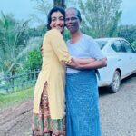 Durga Krishna Instagram - സംസ്ഥാന ചലച്ചിത്ര പുരസ്‌ക്കാര ജേതാക്കൾക്ക് അഭിനന്ദനങ്ങൾ. പുരസ്ക്കാരം കിട്ടിയ സിനിമകളും അഭിനേതാക്കളും സാങ്കേതിക പ്രവർത്തകരും നൂറു ശതമാനം അർഹതയുള്ളവർ തന്നെയാണ്. ഉടൽ എന്ന ഞങ്ങളുടെ ചിത്രം അവാർഡിന് മത്സരിച്ചിരുന്ന വിവരം സത്യത്തിൽ ഞാൻ അറിഞ്ഞിരുന്നില്ല. അതിനാൽ പ്രതീക്ഷകളുടെ അമിതഭാരം ഉണ്ടായിരുന്നില്ല. പക്ഷെ എന്റെ ചാച്ചന് (ഇന്ദ്രൻസ് ചേട്ടന്) ഒരു പുരസ്ക്കാരം ലഭിക്കുമെന്ന് പ്രതീക്ഷിച്ചിരുന്നു. അത് കിട്ടാത്തതിൽ സ്വാഭാവികമായും നിരാശയുണ്ട്. അതിന്റെ കാര്യകാരണങ്ങളിലേക്ക് കടക്കുന്നില്ല, എനിക്ക് അറിയില്ല. മറ്റു ചിത്രങ്ങളെ പോലെ ഹോം ഒരു നല്ല ചിത്രമായിരുന്നു. ഞങ്ങളുടെ ഉടലും. രണ്ടിലും ഇന്ദ്രൻസ് ചേട്ടന്റെ അസാമാന്യ പ്രകടനവും ആയിരുന്നു. ഈ ചിത്രങ്ങളുടെ വിജയം തന്നെയാണ് ശരിക്കുമുള്ള പുരസ്ക്കാരം. @actorindrans 🤝