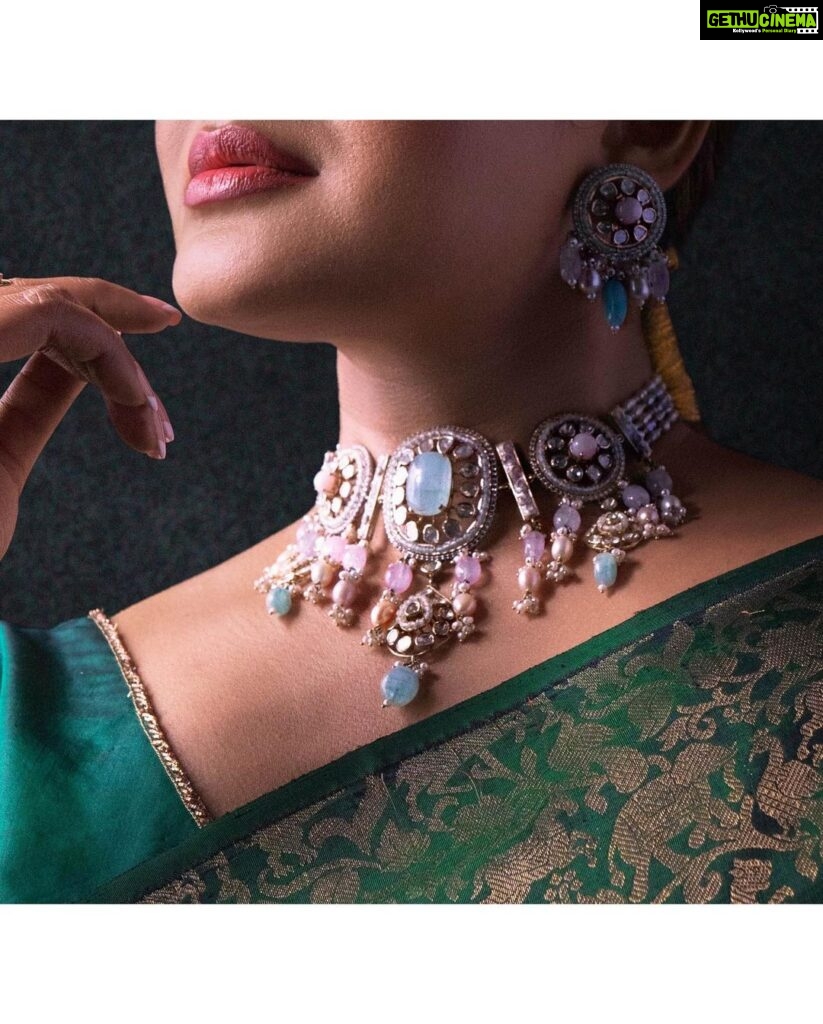 Durga Krishna Instagram - ✨ Makeup : @vikas.vks.makeupartist Styling : @sonya_sandiavo Jewellery : @meralda.jewels Saree : @milandesignkochi Hair : @nikhil_vks
