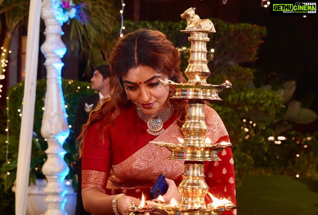 Durga Krishna Instagram - #kalyannavarathri Make up : @vikas.vks.makeupartist Hair : @nikhil_vks Styling : @sanliya_sabu Saree draping : @sindhu_valsan Costume: @khajuraho_boutique_ Jewellery: @dcjewellers.official