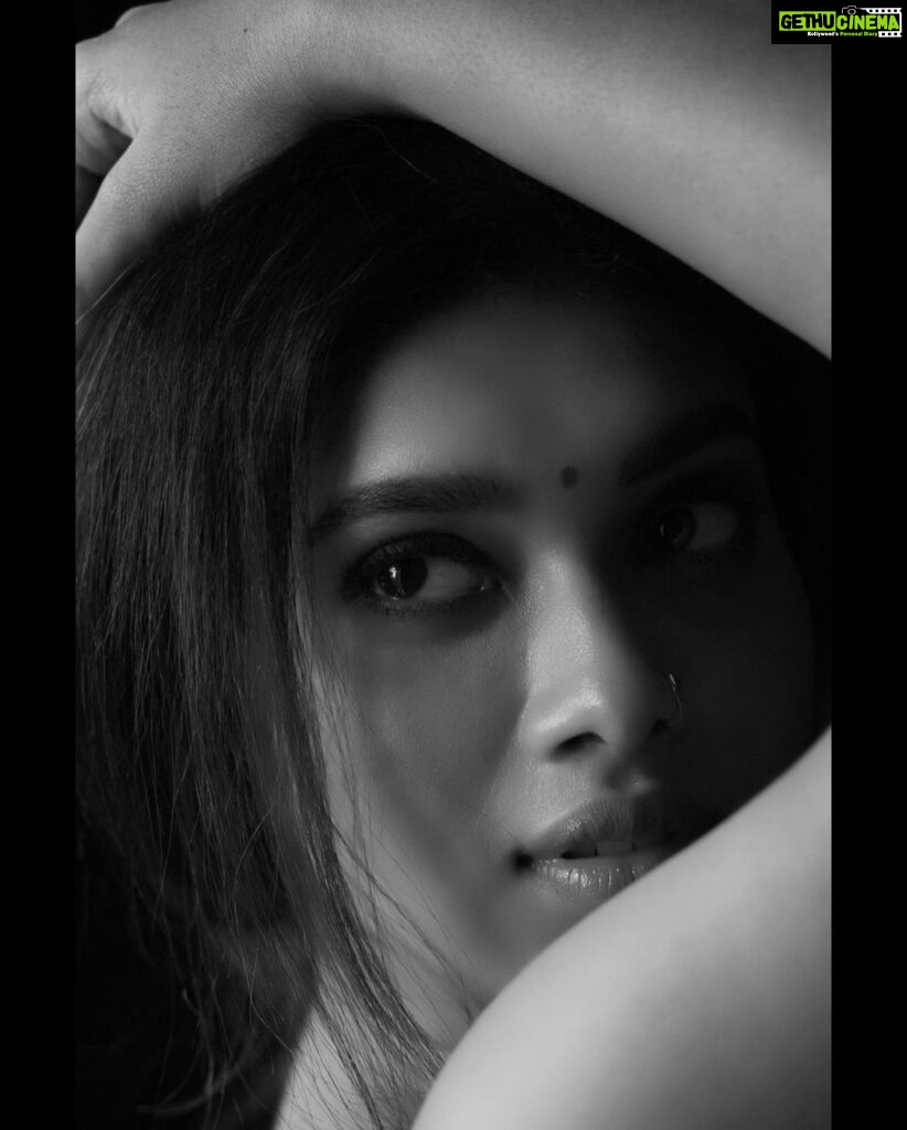 Dushara Vijayan Instagram - Shot by : @anitakamaraj Hairstylist : @puii_c_ammy @essy_zote . . . #portraits #photo #sunkissed #girlnextdoor #anitakamaraj #portraitphotography #simple #handloomlove #handloomcotton #hairstyles #dusky