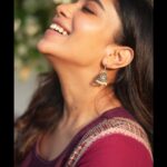 Dushara Vijayan Instagram - “கனவு கண்டு எந்தன் கண்கள் மூடிக் கிடந்தேன்” . . . Shot by : Anita Kamaraj Outfit : @studio_thari Hairstylist : @puii_c_ammy @essy_zote #portraits #photo #sunkissed #girlnextdoor #anitakamaraj #portraitphotography #simple #handloomlove #handloomcotton #hairstyles #dusky