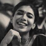 Dushara Vijayan Instagram - “தன்னை மறந்து மண்ணில் விழுந்து….” . . . . Shot by : @georgesimon_m H&M : @renuka_mua London, United Kingdom