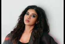 Dushara Vijayan Instagram - XoXo,gossip girl🖤 . . Shot by : @thememoryboat and team Makeup Artist : @renuka_mua Hair stylist : @puii_c_ammy Assistance : @prasanthpowar #styleinspo #style #fashion #black #sassy #whatiwear #stylestatement