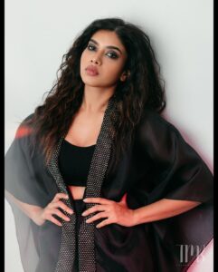 Dushara Vijayan Instagram - XoXo,gossip girl🖤 . . Shot by : @thememoryboat and team Makeup Artist : @renuka_mua Hair stylist : @puii_c_ammy Assistance : @prasanthpowar #styleinspo #style #fashion #black #sassy #whatiwear #stylestatement