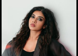 Dushara Vijayan Instagram - XoXo,gossip girl🖤 . . Shot by : @thememoryboat and team Makeup Artist : @renuka_mua Hair stylist : @puii_c_ammy Assistance : @prasanthpowar #styleinspo #style #fashion #black #sassy #whatiwear #stylestatement