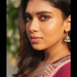Dushara Vijayan Instagram - “கனவு கண்டு எந்தன் கண்கள் மூடிக் கிடந்தேன்” . . . Shot by : Anita Kamaraj Outfit : @studio_thari Hairstylist : @puii_c_ammy @essy_zote #portraits #photo #sunkissed #girlnextdoor #anitakamaraj #portraitphotography #simple #handloomlove #handloomcotton #hairstyles #dusky
