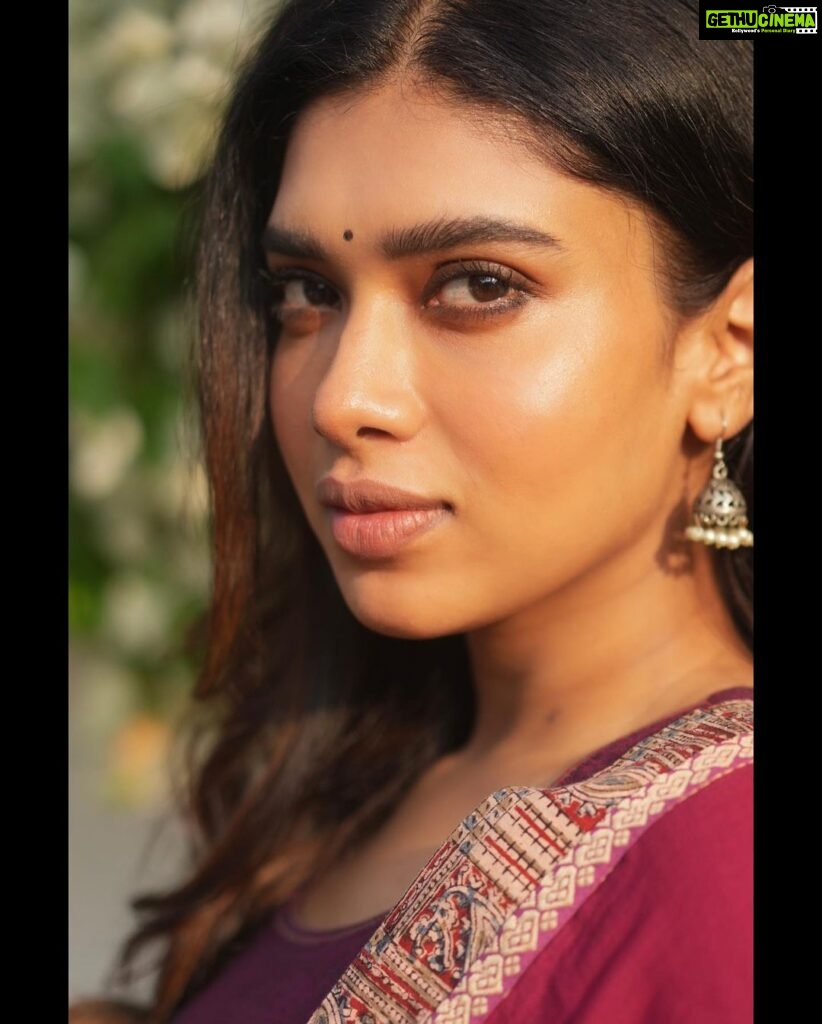 Dushara Vijayan Instagram - “கனவு கண்டு எந்தன் கண்கள் மூடிக் கிடந்தேன்” . . . Shot by : Anita Kamaraj Outfit : @studio_thari Hairstylist : @puii_c_ammy @essy_zote #portraits #photo #sunkissed #girlnextdoor #anitakamaraj #portraitphotography #simple #handloomlove #handloomcotton #hairstyles #dusky