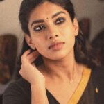 Dushara Vijayan Instagram - கருவிழி நிறத்தவள்🖤 . . . Shot by : @georgesimon_m H&M : @renuka_mua Blouse : @prabhavofficial London, United Kingdom
