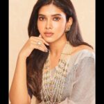 Dushara Vijayan Instagram - Shot by : @sri6venkat Jewellery : @nacjewellers Hairstylist : @puii_c_ammy Blouse : @studio_thari Assistance : @prasanthpowar @pradeepbujji23 Location : @studiovibes.in #kazhuvethimoorkkan promotions