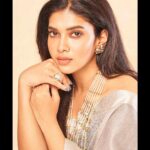 Dushara Vijayan Instagram - Shot by : @sri6venkat Jewellery : @nacjewellers Hairstylist : @puii_c_ammy Blouse : @studio_thari Assistance : @prasanthpowar @pradeepbujji23 Location : @studiovibes.in #kazhuvethimoorkkan promotions
