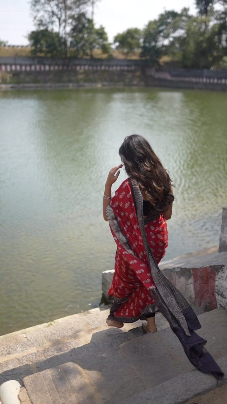 Dushara Vijayan Instagram - From the archives. #shotbyanitakamaraj In frame @dushara_vijayan ✨ Hair by @puii_c_ammy ✨ . . . . #anitakamaraj #chennaiphotographer #portraits #portraitphotography #moodygrams #portrait_universe #portraitindia #chennai #anitakamaraj #visualportraits #colourgram #photodaily #sonyalpha #zeiss #sareeportraits
