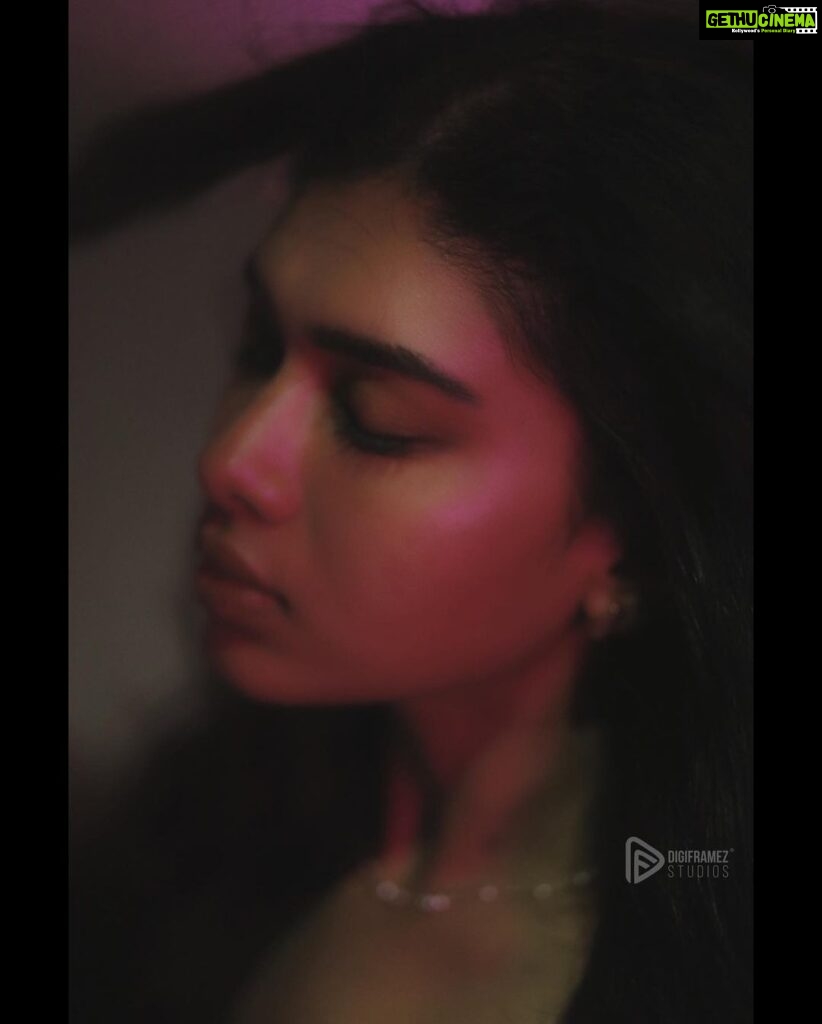 Dushara Vijayan Instagram - Blurry thoughts🖤 . . . Shot by : @digiframezphotography @digiframez_fashion @sabareesh_appu @kris_clicker Assistance : @___mr__uni_que___ @bossu_iz_kiddoo @prasanthpowar #blurry #blur #portrait #blurryface #moment #light #lightsandshadows