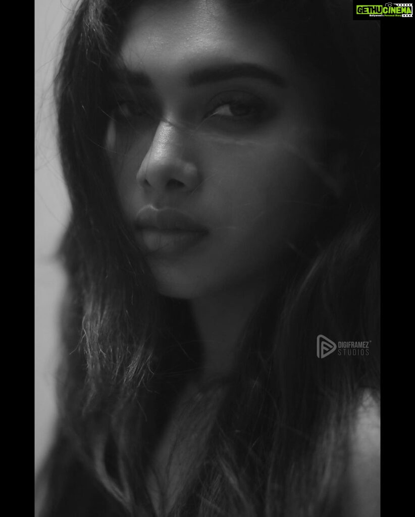 Dushara Vijayan Instagram - The art of eye contact🖤 . . . Shot by : @digiframezphotography @digiframez_fashion @sabareesh_appu @kris_clicker Assistance : @___mr__uni_que___ @bossu_iz_kiddoo @prasanthpowar #blurry #blur #portrait #blurryface #moment #light #lightsandshadows