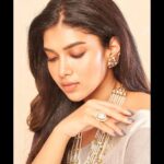Dushara Vijayan Instagram - Shot by : @sri6venkat Jewellery : @nacjewellers Hairstylist : @puii_c_ammy Blouse : @studio_thari Assistance : @prasanthpowar @pradeepbujji23 Location : @studiovibes.in #kazhuvethimoorkkan promotions