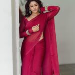 Eesha Rebba Instagram – Nothing feels as perfect as a saree♥️

Styling : @styledbysumaiah 
Makeup & hair : @blenditlikesana 
Saree : @sri_srustika_clothing 
Jewellery: @karnikajewelshyd