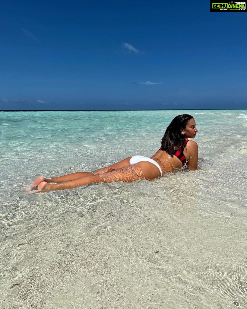 Elena Roxana Maria Fernandes Instagram - Beach bum! 😉 . . 💍 #umeshjivnani #umeshjivnaniluxuryjewels . #beach #beachbum #sun #sunkissed #blue #red #pose #glam #glow #summervibes #summer #leisure #travel #traveldiaries #shoot #hotbod #hotness #slay #sexy #bodypositivity #body #ootd #pool #hotbody #maldives #outfitoftheday