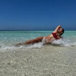 Elena Roxana Maria Fernandes Instagram - Paradise! ❤️ . . 💍 #umeshjivnani #umeshjivnaniluxuryjewels . #paradise #heaven #sun #sunkissed #blue #red #pose #glam #glow #summervibes #summer #leisure #travel #traveldiaries #shoot #hotbod #hotness #slay #sexy #bodypositivity #body #ootd #pool #hotbody #maldives #outfitoftheday