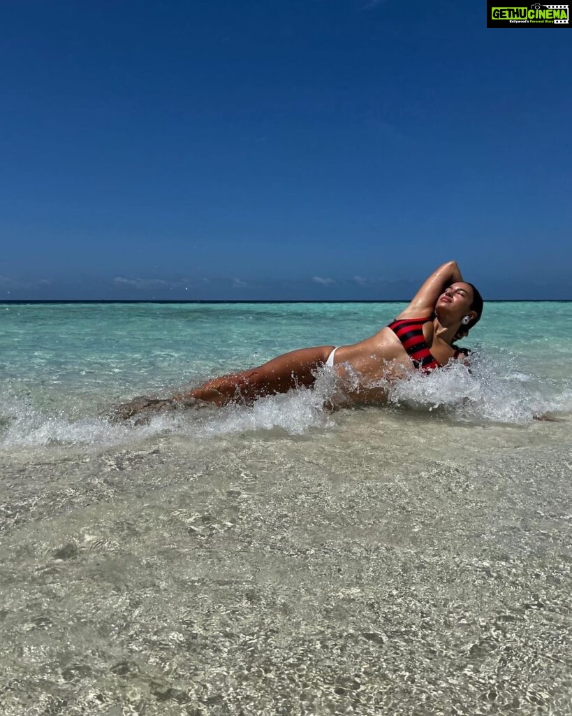 Elena Roxana Maria Fernandes Instagram - Paradise! ❤️ . . 💍 #umeshjivnani #umeshjivnaniluxuryjewels . #paradise #heaven #sun #sunkissed #blue #red #pose #glam #glow #summervibes #summer #leisure #travel #traveldiaries #shoot #hotbod #hotness #slay #sexy #bodypositivity #body #ootd #pool #hotbody #maldives #outfitoftheday