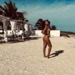 Elena Roxana Maria Fernandes Instagram - Beach please! 😉 . . . #beach #beachplease #blue #beachday #sea #ocean #summervibes #summer #swim #leisure #travel #traveldiaries #shoot #natural #day #body #bodypositivity #pose #ootd #outfitoftheday