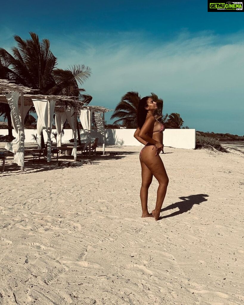Elena Roxana Maria Fernandes Instagram - Beach please! 😉 . . . #beach #beachplease #blue #beachday #sea #ocean #summervibes #summer #swim #leisure #travel #traveldiaries #shoot #natural #day #body #bodypositivity #pose #ootd #outfitoftheday