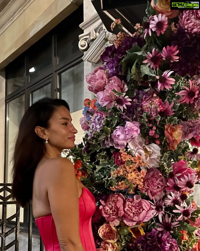Elena Roxana Maria Fernandes Instagram - Flower power! 🌸 . . . #flower #power #beauty #beautiful #glam #glow #ootd #outfit #outfitinspiration #outfitoftheday #love #fashion #smile #travel #event #street #inspire