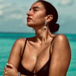 Elena Roxana Maria Fernandes Instagram - Breathe in - breathe out! . . Earrings: #UmeshJivnani #umeshjivnaniluxuryjewels #breathe #breath #sea #earrings #accessories #pose #love #beauty #pretty #glam #glow #shine #sunkissed #ootd #black #body #bodypositive #paradise #travel #shoot