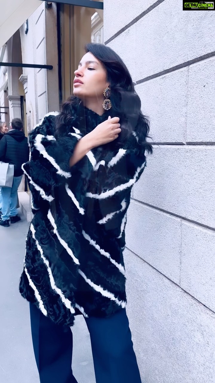 Elena Roxana Maria Fernandes Instagram – All that glitters ...