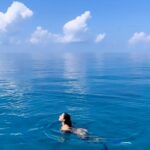 Elena Roxana Maria Fernandes Instagram - Happy place #worldoceanday @kinanhotels #maldives #oceanlife #deepbluesea #freediving #naturalbeauty #bikinilife #clearsea #reelitfeelit #reelkarofeelkaro #localisland