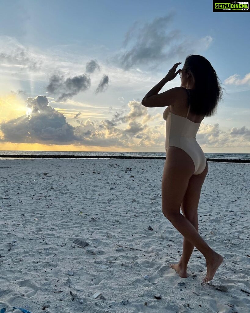 Elena Roxana Maria Fernandes Instagram - Beach bum! . . . #beachbum #beach #sand #sea #ootd #outfit #outfitoftheday #style #fashion #life #love #pretty #sunset #paradise #seaside #travel #travelgram
