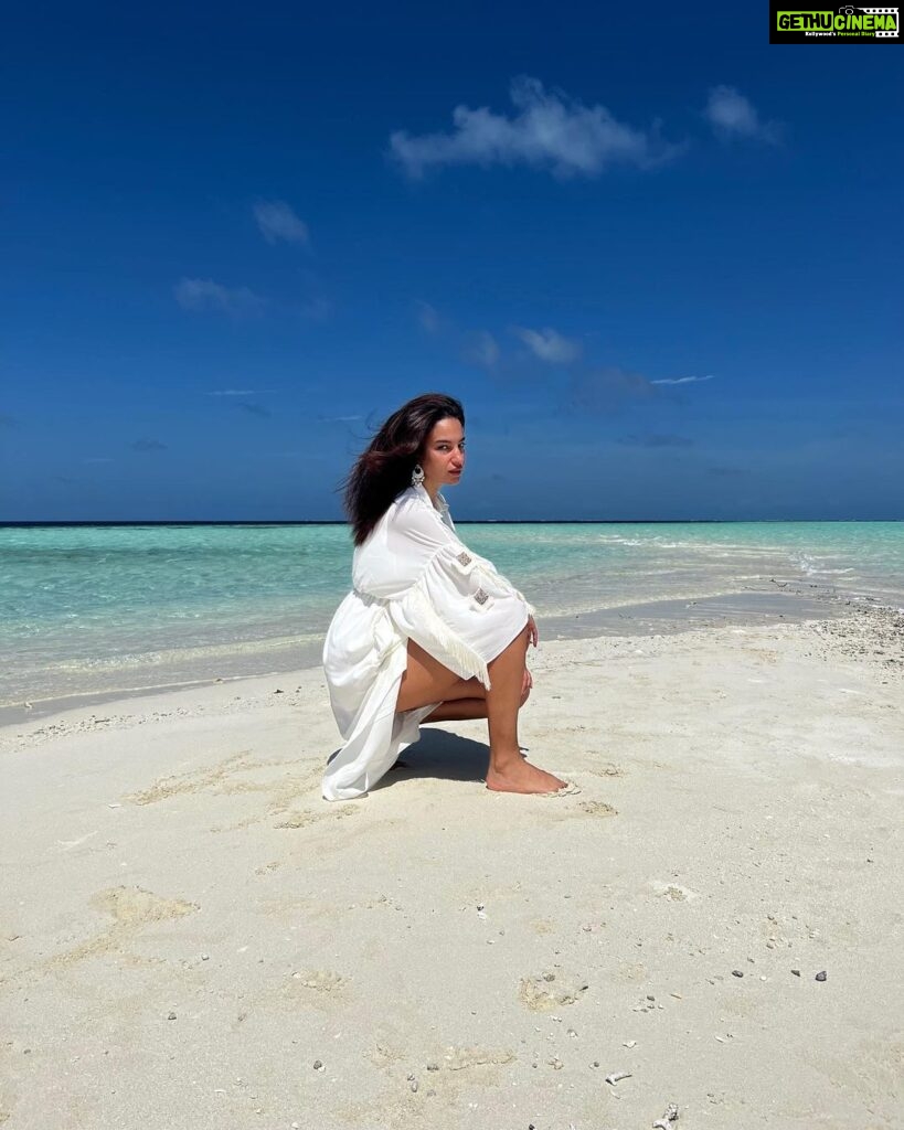 Elena Roxana Maria Fernandes Instagram - A dose of vitamin sea! . . . . #umeshjivnani #umeshjivnaniluxuryjewels #sea #seaside #pose #beauty #pretty #sky #blue #white #sand #shine #sunkissed #paradise #heaven #beautiful #bodypositive #positivity #glam #glow #ootd #travel #traveldiaries