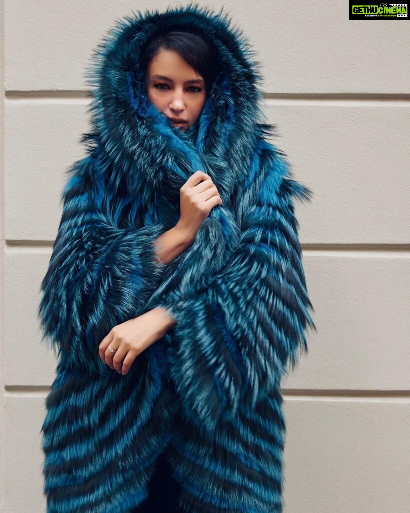 Elena Roxana Maria Fernandes Instagram - Warm and cozy! . . . . . #warm #cozy #coat #milan #style #fashion #travel #traveldiaries #slay #stylefashion #outfit #ootd #glam #glow #beauty #beautiful #slayqueen #street #streetfashion #accessories #love #pretty #travelandslay Milan, Italy
