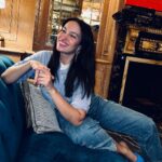 Elena Roxana Maria Fernandes Instagram - Smiling into the week! . . . #smiling #smile #week #casual #happy #happyplace #glow #glam #outfit #outfitoftheday #pose #ootd #happiness #shine #mondayblues #leisure #beauty #beautiful #pretty #happyday