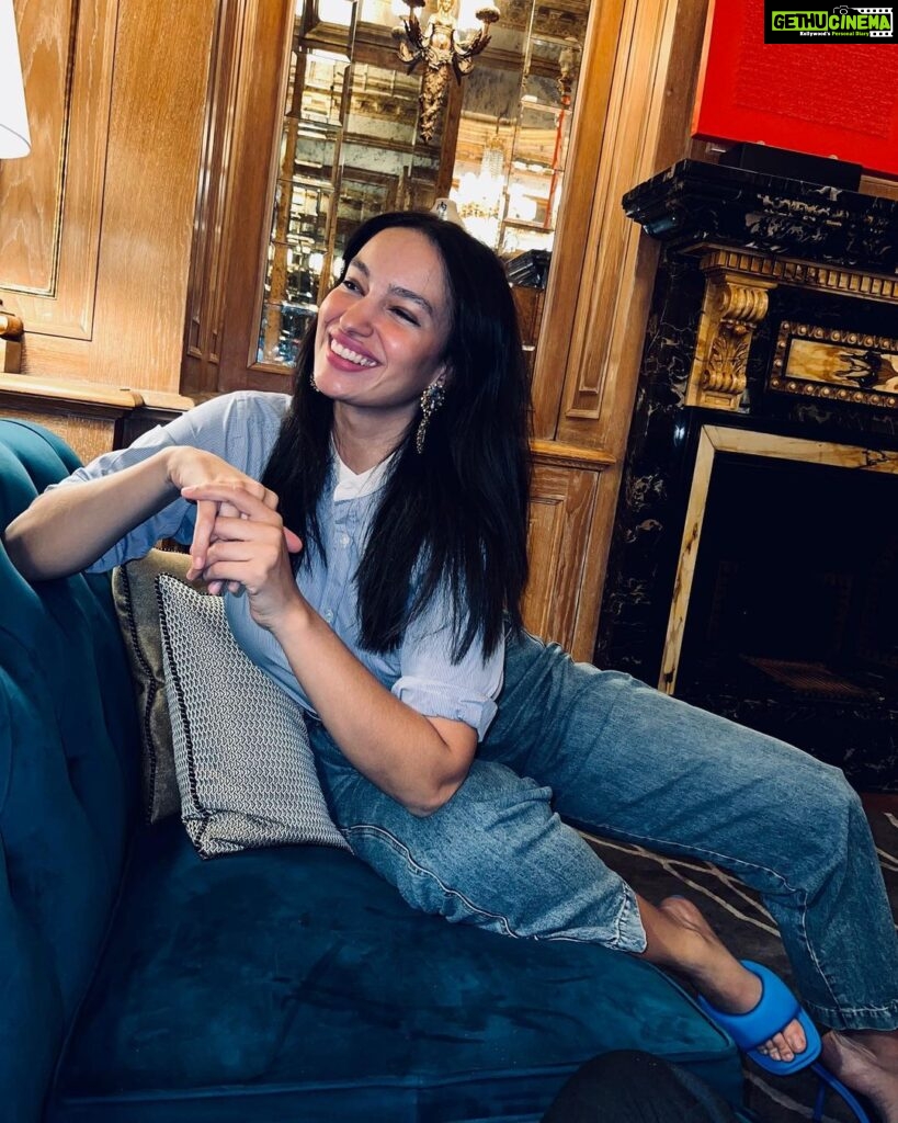 Elena Roxana Maria Fernandes Instagram - Smiling into the week! . . . #smiling #smile #week #casual #happy #happyplace #glow #glam #outfit #outfitoftheday #pose #ootd #happiness #shine #mondayblues #leisure #beauty #beautiful #pretty #happyday