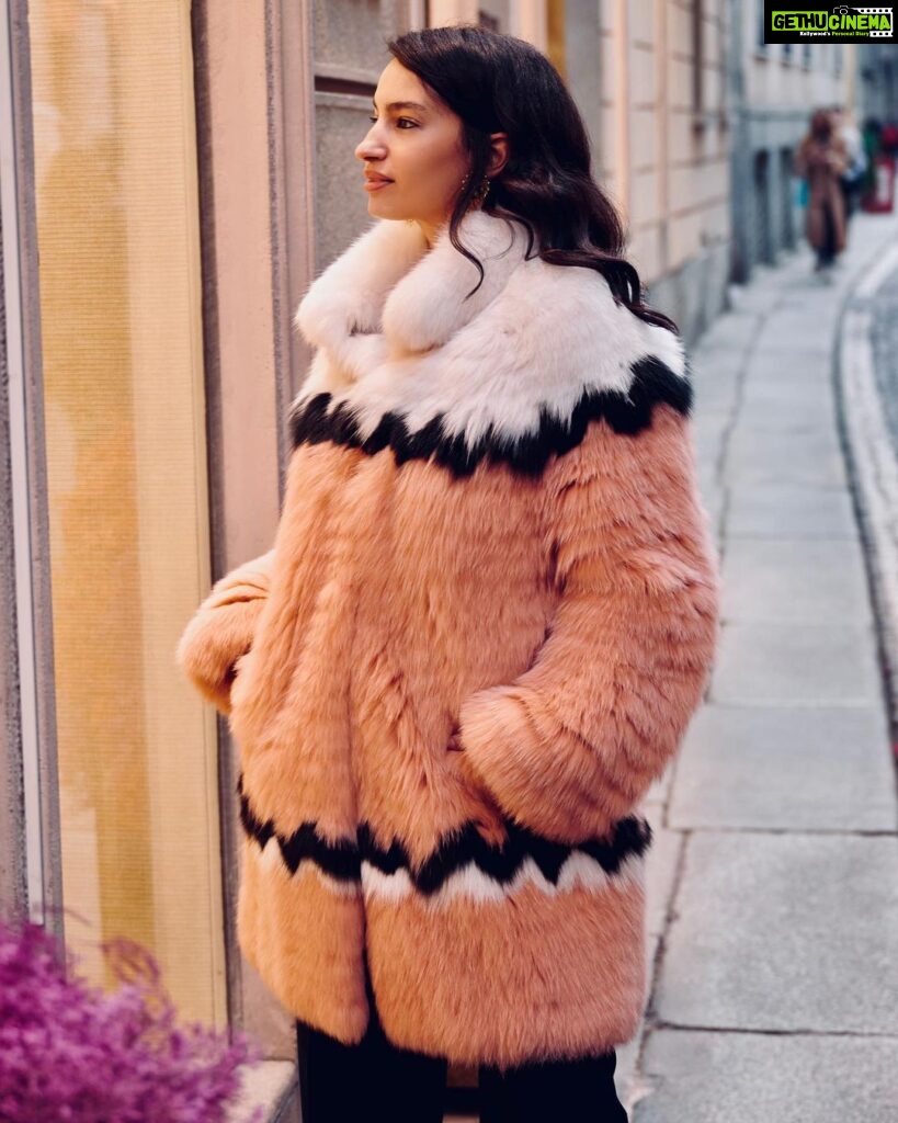 Elena Roxana Maria Fernandes Instagram - A chilly evening in Milan! . . . . . . #chill #streets #milan #style #fashion #travel #traveldiaries #slay #stylefashion #outfit #ootd #glam #glow #beauty #beautiful #slayqueen #street #streetfashion #accessories #love #pretty #travelandslay #coat