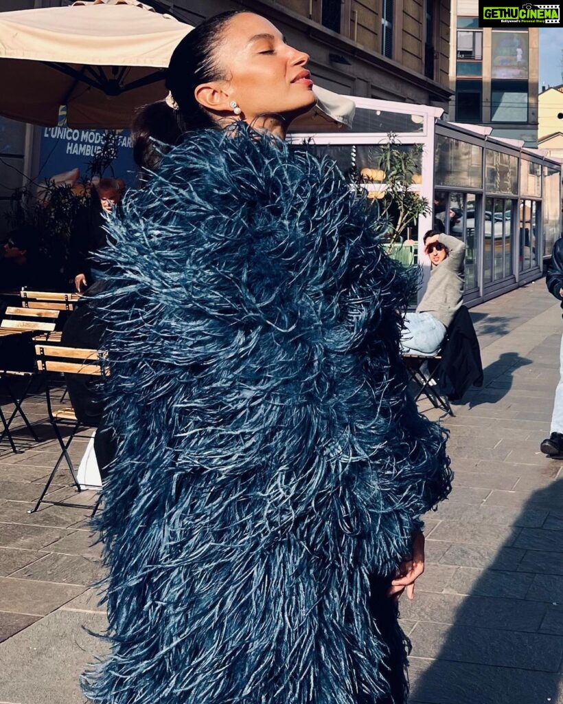 Elena Roxana Maria Fernandes Instagram - A day out in Milan! . . . Pic credit: @vittoriomenozzi Coat @helenyarmak @luigigaballo Earrings #umeshjivnani #umeshjivnaniluxuryjewels . . #day #milan #style #fashion #travel #traveldiaries #slay #stylefashion #outfit #ootd #glam #glow #beauty #beautiful #slayqueen #street #streetfashion #accessories #love #pretty #travelandslay #coat