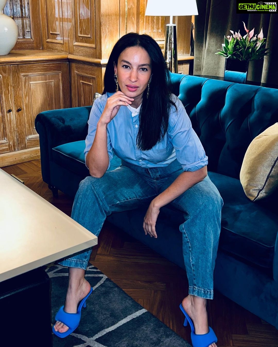 Elena Roxana Maria Fernandes Instagram - Come with me on my first trip to Milan for fashion week. I will be spending the week in Milan with my agents @bravemodels @brave_talents as I explore the fashion and film industry in Milan. Join me through the week on this exciting adventure. #mfw #milanfashionweek #bravemodels #bravemodelsmilan #bravetalent #fashionweek #fashion #milano #milan