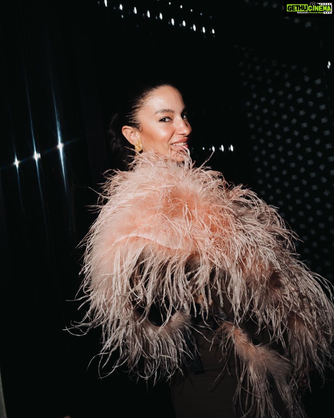 Elena Roxana Maria Fernandes Instagram - All smiles at the @dolcegabbana dinner! . . Photographer: @lucaspossiede Agent: @brave_talents @bravemodels #milanfashionweek #milano #dolceandgabbana #milan #style #fashion #travel #traveldiaries #slay #jewellery #feathercoat #stylefashion #outfit #ootd #glam #glow #beauty #beautiful #slayqueen #street #streetfashion #accessories #love #pretty #travelandslay #show