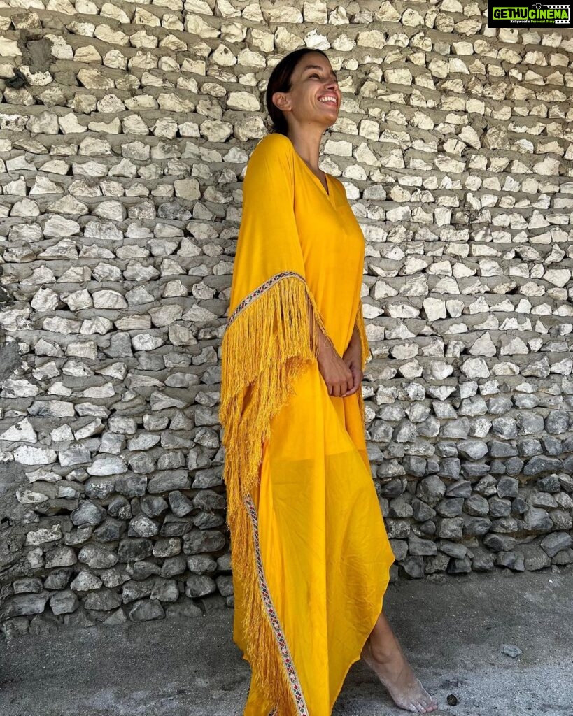 Elena Roxana Maria Fernandes Instagram - A day for yellow!. . . 💛 . @stylejunkiie . . . #yellow #outfit #day #dress #beauty #beautiful #fashion #style #travel #traveldiaries #travelandslay #natural #sand #outdoor #shoot #shootdiaries #happy #happiness #pose #pretty #glam #glow #ootd