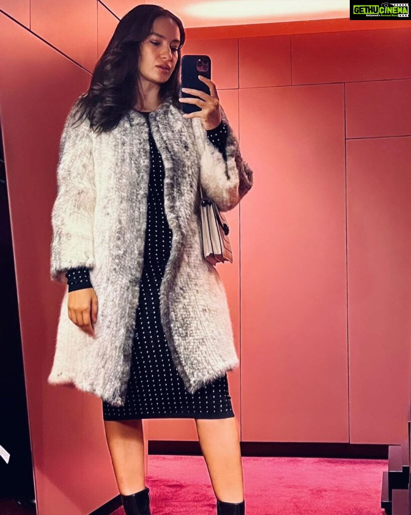 Elena Roxana Maria Fernandes Instagram - Selfie time. . . . . 🧥@helenyarmak 👜 @bulgari 👗 @pinkoofficial . . #selfie #time #pose #mirror #dress #coat #bag #accessories #glam #glow #shoot #traveldiaries #beauty #fashion #style #fashionandstyle #beautiful