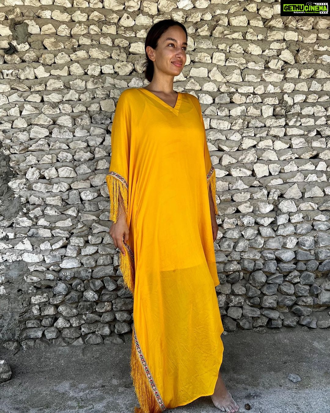 Elena Roxana Maria Fernandes Instagram - A day for yellow!. . . 💛 . @stylejunkiie . . . #yellow #outfit #day #dress #beauty #beautiful #fashion #style #travel #traveldiaries #travelandslay #natural #sand #outdoor #shoot #shootdiaries #happy #happiness #pose #pretty #glam #glow #ootd