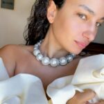 Elena Roxana Maria Fernandes Instagram – Wet hair don’t care 🤷‍♀️ 

#curlyhair #fivefingerforehead #naturalbeauty #naturallight #sunkissed #whiteoutfit #pearls #necklace #style #fashion